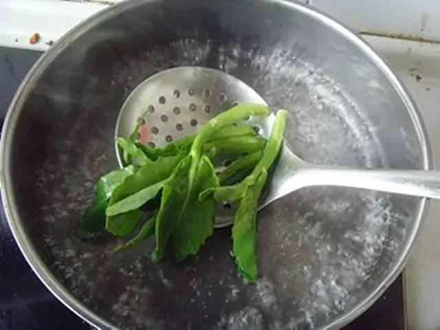 在家炖排骨焯水好还是不焯好有人不清楚难怪肉不嫩还柴