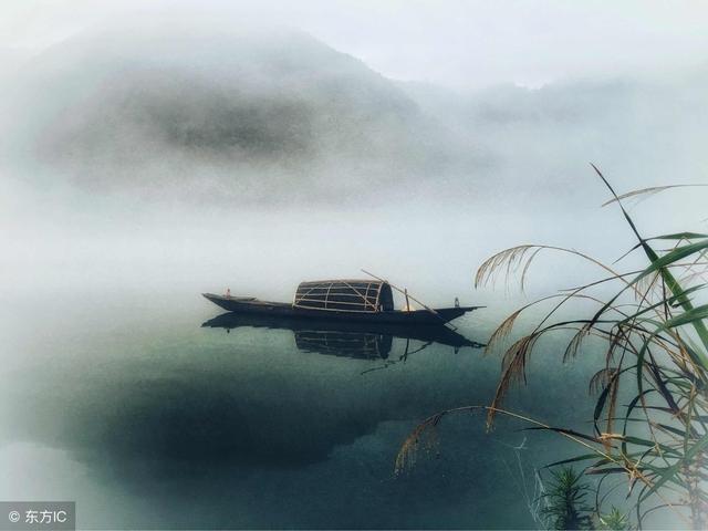两鬓风霜,途次之客;一蓑烟雨,溪边晚钓之翁女子眉纤,额下现一弯新月