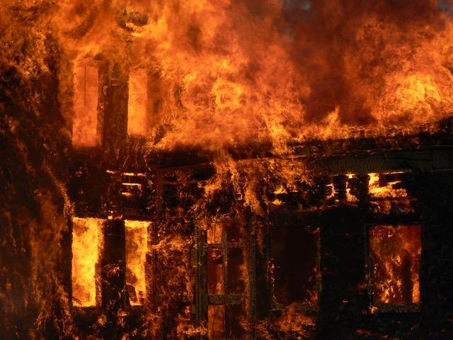 靖国神社门前有人放了把火,日本紧急出动消防车,险些酿成大祸