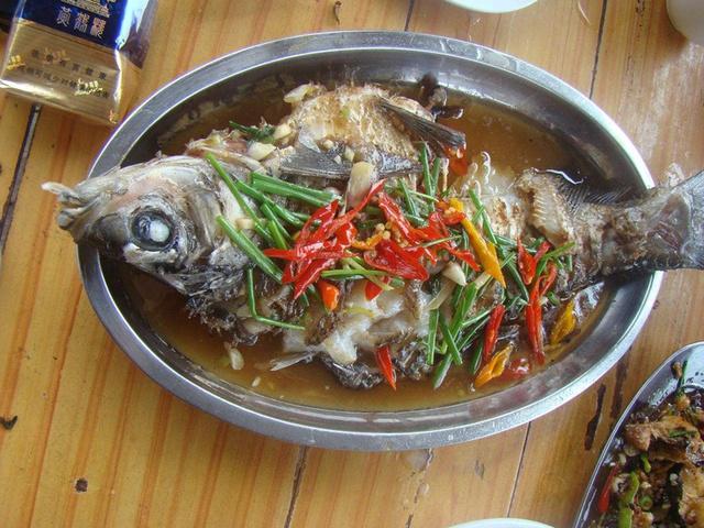 在家做鱼时用这个方法既能去腥又提鲜还能防止鱼肉碎