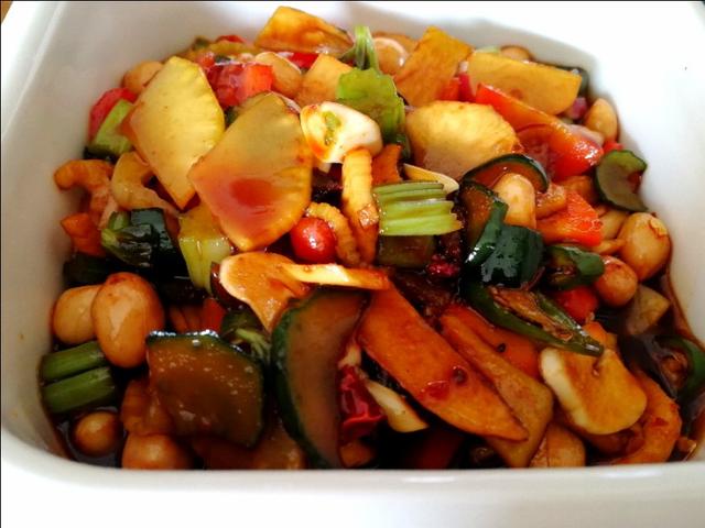 用料选自己喜欢的口味蔬菜八宝菜就是用当下时令蔬菜,将自己喜欢的