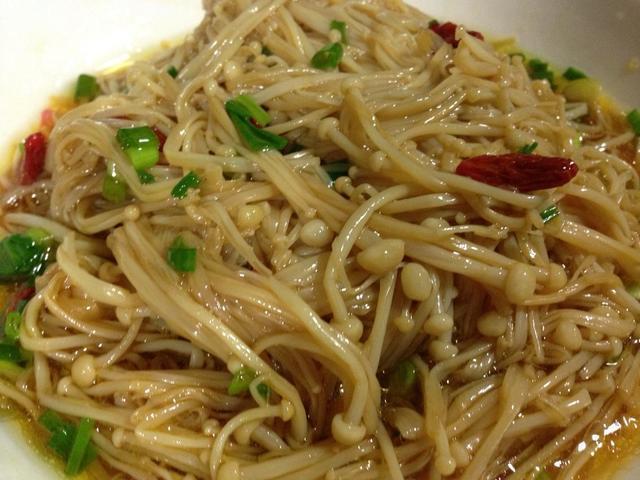 黑木耳炒鸡蛋,葱油金针菇,杂菇炒豌豆的做法