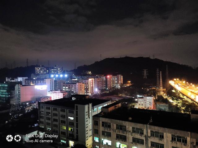 接下来我们再来看看样张,这是笔者在晚上十一点多拍摄的照片,即使光线