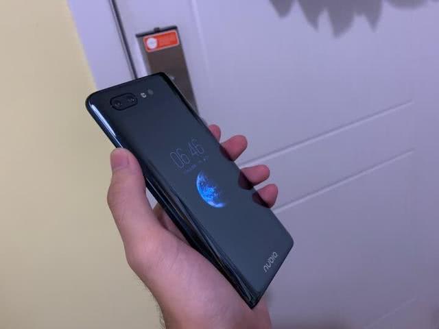 努比亚X即便卖出5299元的高价,也颇受网友的