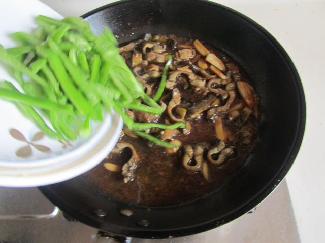 再倒入韭黄进去翻炒(抱歉这张照片糊了,所以没放上来), 最后加入盐