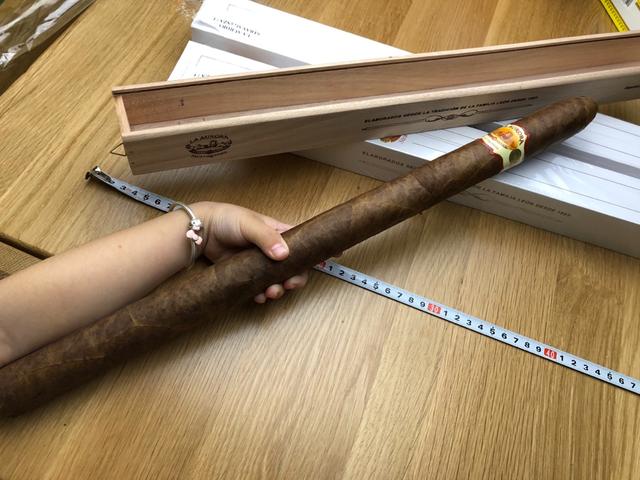 春节将至一盒1支大雪茄比中华更醇各种场所装x神器