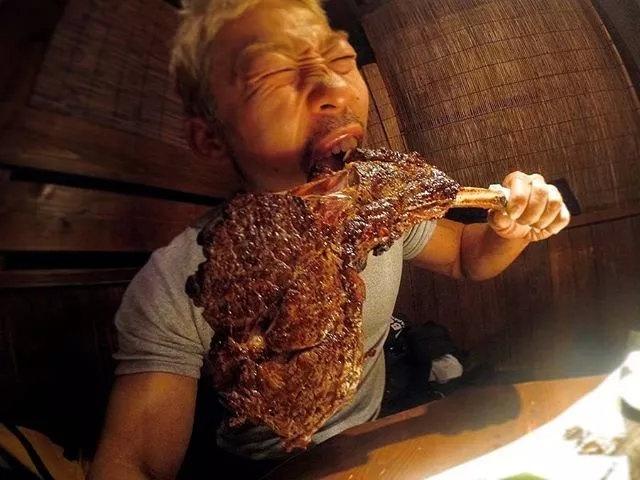 帅哥挑战30cm"战斧牛排"刚吃1口表情"亮了"