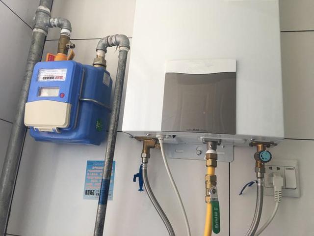 厨房燃气灶上挂根圆管子,油烟机不用装,烟道也能封了,太省事了