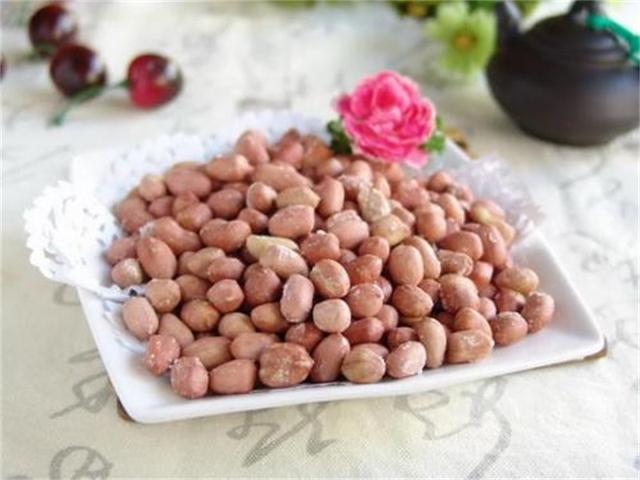 做盐爆花生米时再也不用锅炒熟了用微波炉十分钟就能轻松搞定