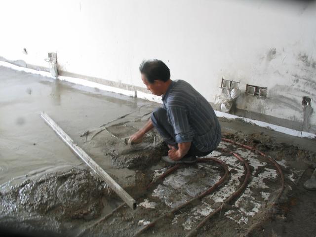 地暖回填层堆20包干水泥,听师傅一说,我气得直跺脚,赔我地暖