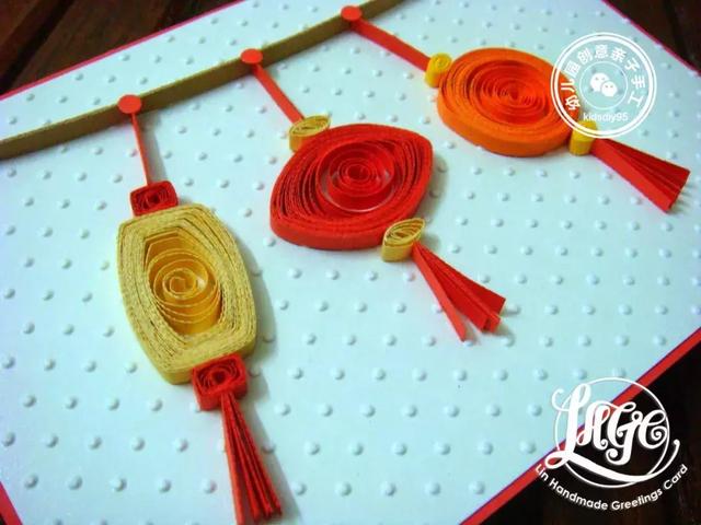 和小橘子类似的做法,我们还可以做几个衍纸小灯笼,装饰新年贺卡的封面