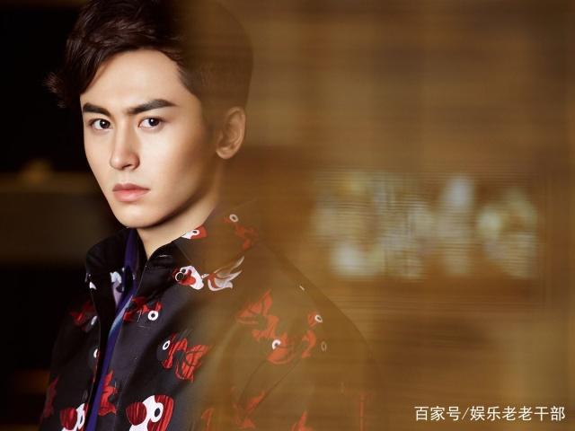 女生将手插进他衣服口袋动作很自然|张哲瀚|于正|美女_新浪网