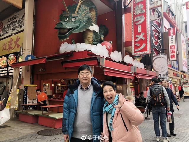 霍思燕腊八吃煎饼,毛不易腊八吃大蒜,他腊八不陪老婆带爸妈出游