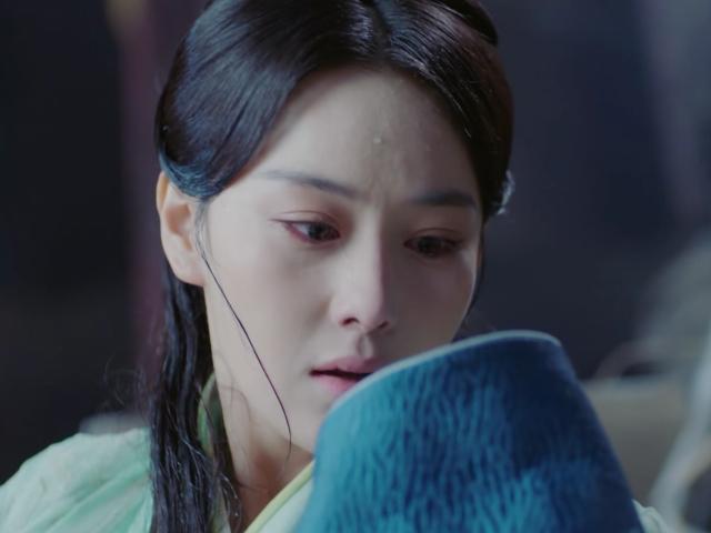 剧中张馨予饰演的薛菲是碧罗天圣女,从她出生的那天起,就注定了她的