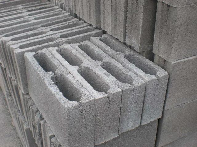 首先空心砖是由粉煤灰,煤矸石,煤渣等为主要材料制作而成的小型空心