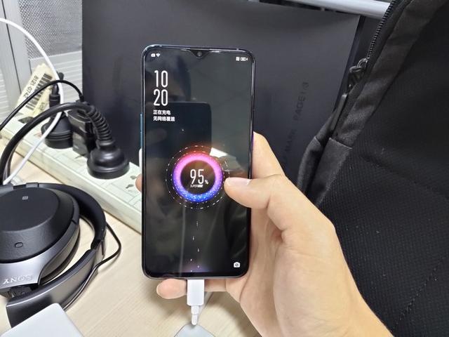 时尚美学的oppor17pro有没有闪到你的眼睛