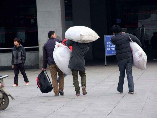 農民工出行都帶著蛇皮袋和塑料桶裝著啥看後有點心酸