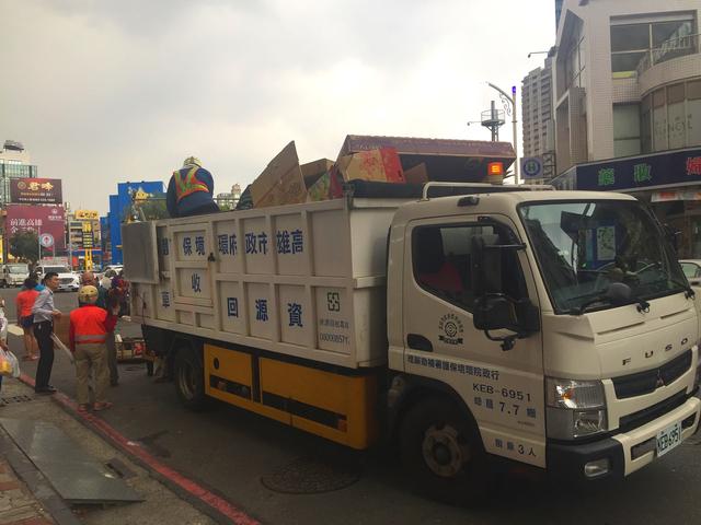大年三十,高雄垃圾车唱着歌,台湾竟然这样倒垃圾?