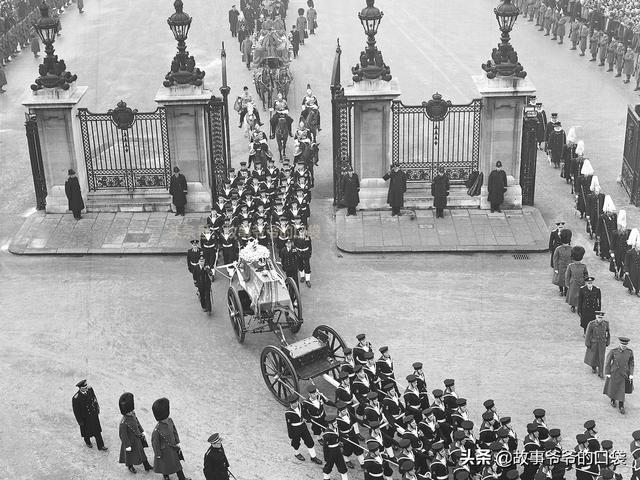 国王葬礼!乔治六世去世,母亲妻女悲痛欲绝,大哥却抱怨!