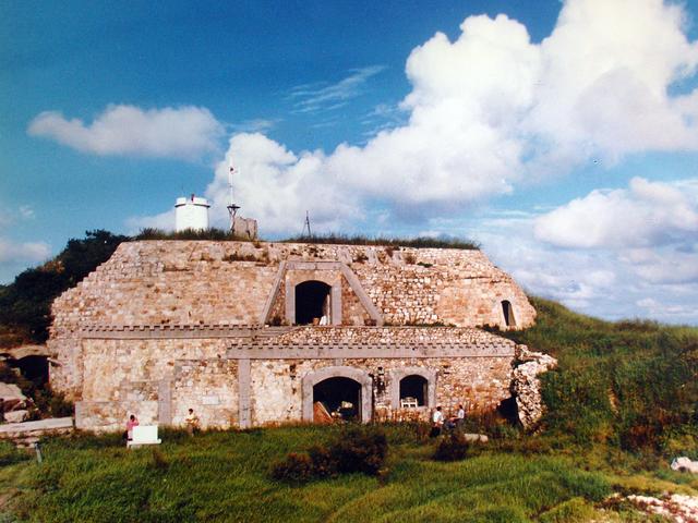 被誉为海上堡垒的日岛炮台萨镇冰在这里浴血奋战八天