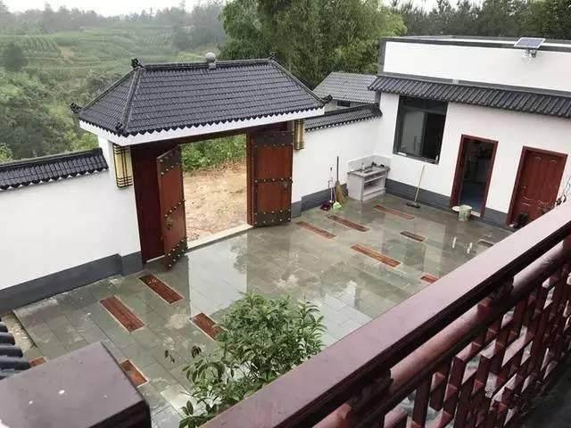 80万的农村自建别墅,全村第一气派!超爱院子旁的大鱼塘!