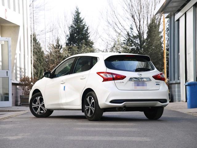 仅8万起日产两厢版轩逸油耗才53l比飞度致炫空间大