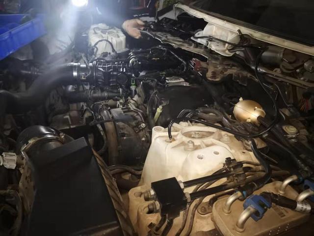 路虎车发动机漏油揭开气门室盖瞬间修理工不淡定了