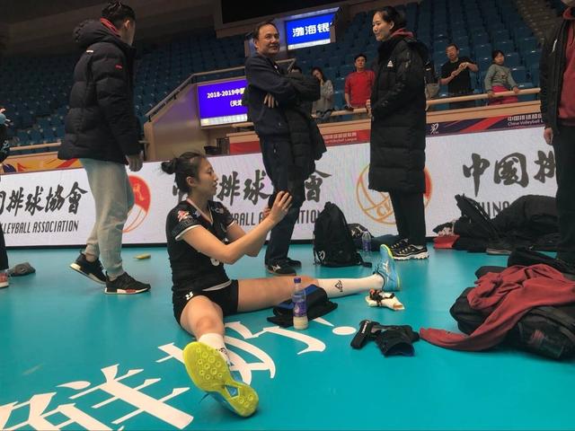 北京队赢球欢喜一堂,三姐妹拍照凹造型,丁霞很忙碌,张导换鞋子