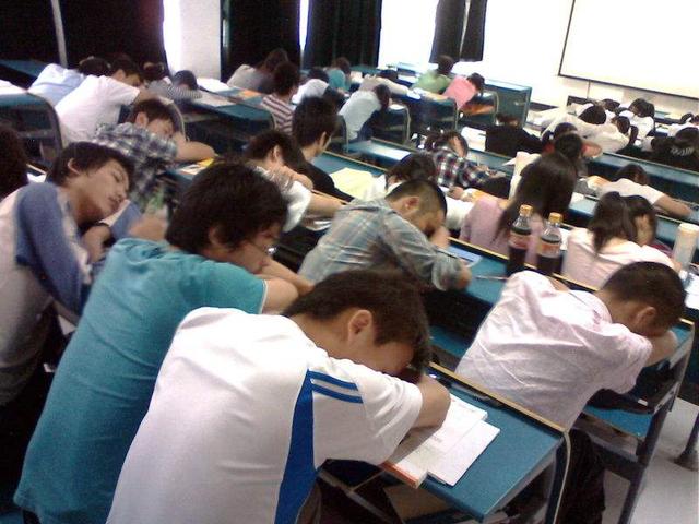 还有两个就是出去玩,天天和朋友出去逛街,然后逃课各地旅游!