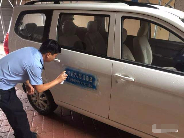 车管所喷字搞出新花样,不再是"核载7人",车主看完傻眼了