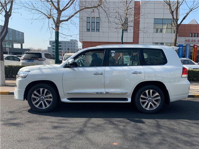 这台丰田车100多万,因为它是顶配的陆地巡洋舰,5700确实牛!