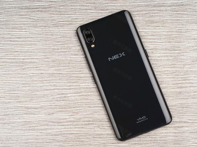 在到后来vivo nex手机发布的时候,升级款的jovi搭配一颗独立的 ai