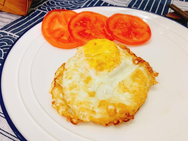 煎荷包蛋用热油还是冷油,10个人9个错,难怪荷包蛋易碎还粘锅