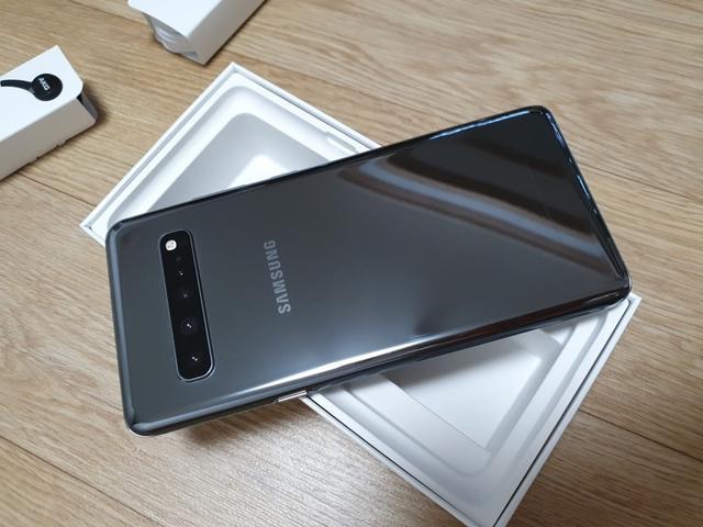 三星galaxy s10 5g正式开箱!前置摄像头遭用户吐槽__财经头条