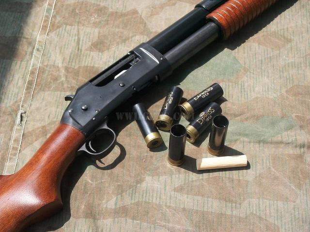 m1912霰弹枪是由美国连发武器公司首席设计师托马斯-克罗斯利-约翰逊