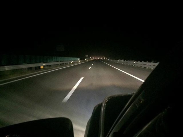 晚上跑高速的4个技巧,每个都很重要,驾驶员都应该掌握