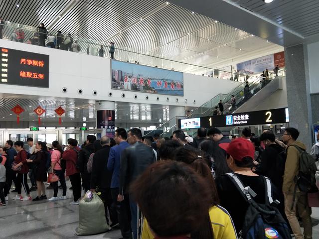 清明小长假南阳火车站现人海模式,过安检需要20分钟