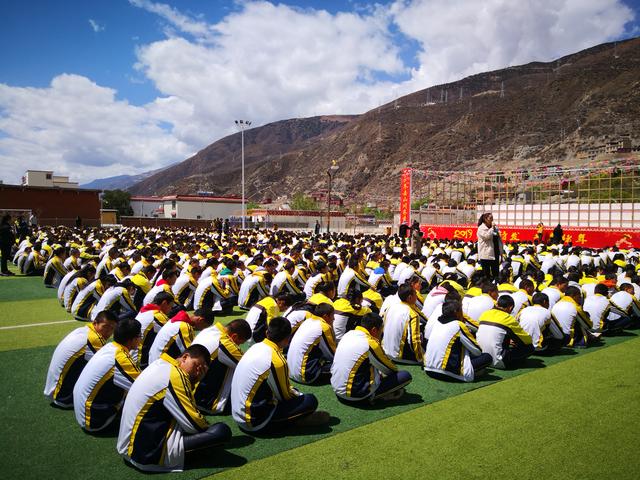 四川省巴塘中学开展防震减灾应急疏散演练