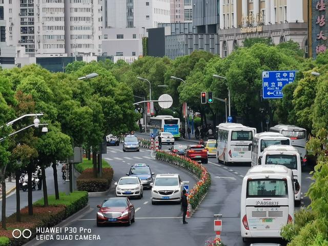 有了华为P30 Pro手机,出门再也不用″长枪短炮