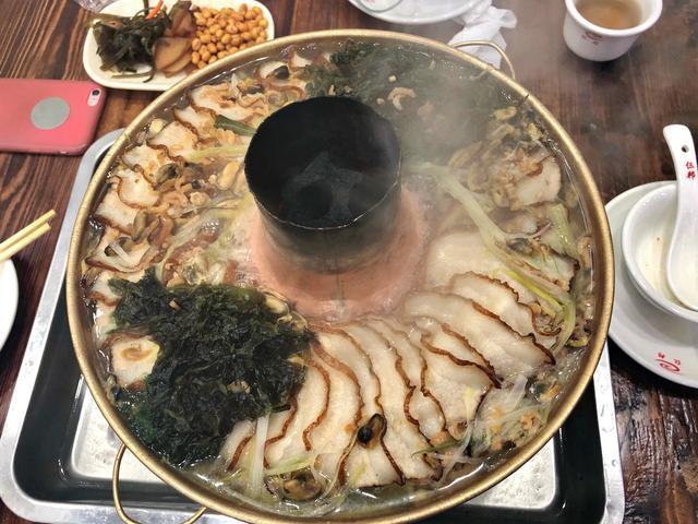 回东北人吃酸菜血肠白肉火锅,你可想起寒风中那烧炭的老父亲