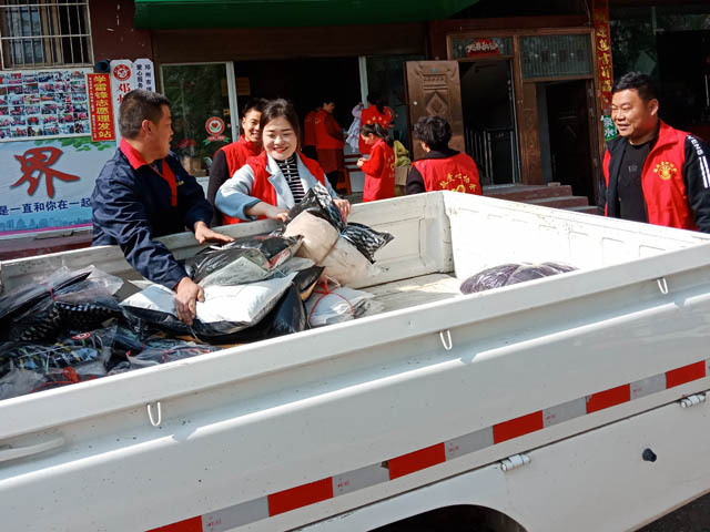 扶弱济困 持之以恒——邓州瑞敏爱心协会"布衣暖心"启动一周年