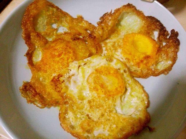 煎荷包蛋用冷油下锅还是热油下锅?这步弄错,难怪会粘锅破皮