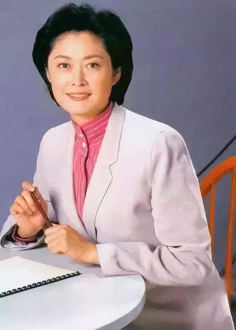 她是央视主持人曾与白岩松齐名退休后三年坚持做这事