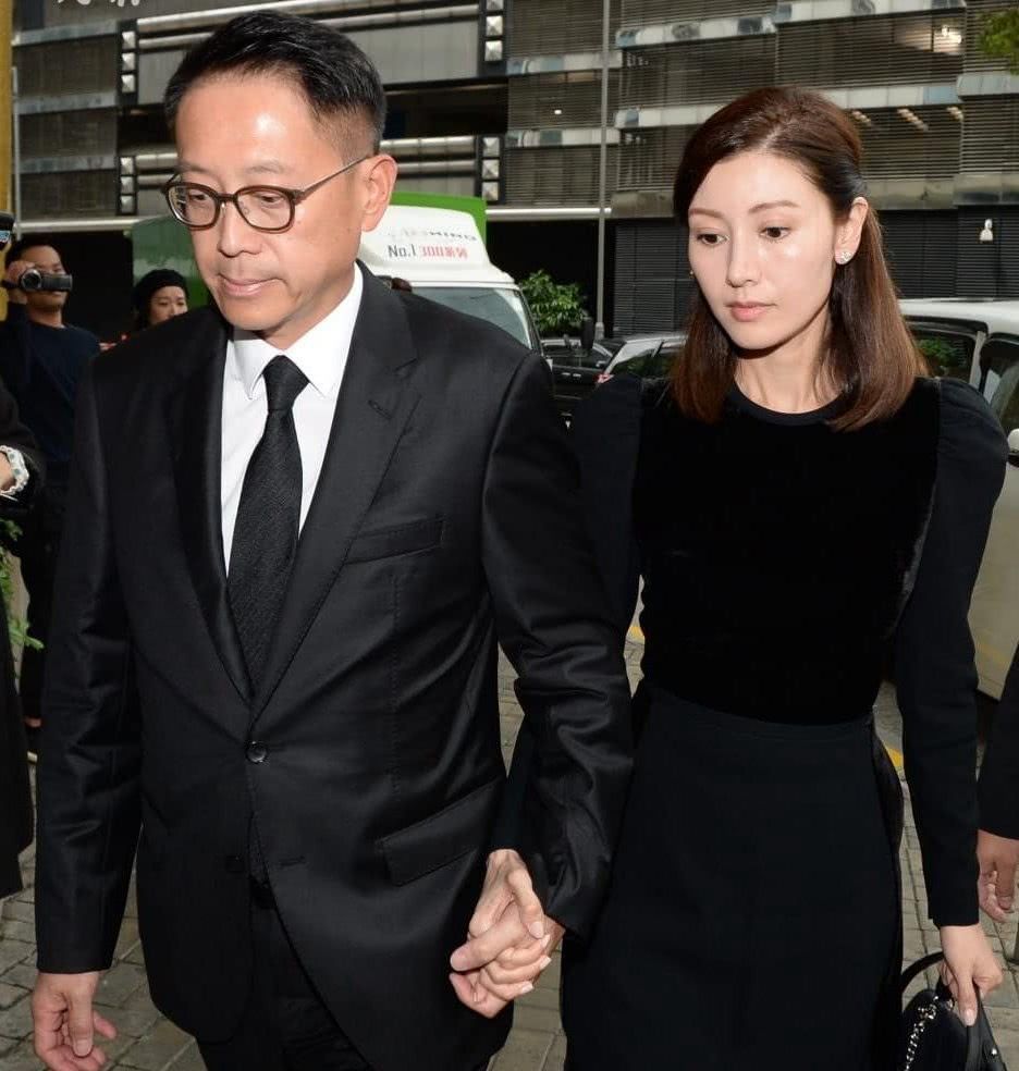 李嘉欣陪老公许晋亨送别公公许世勋,夫妇俩将继承400多亿遗产!