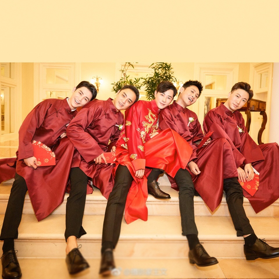 摄影师曝罗晋接亲新照伴郎团与新郎合影花样多手中红包成亮点