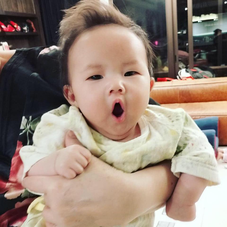 欧弟晒女儿被画成小花猫