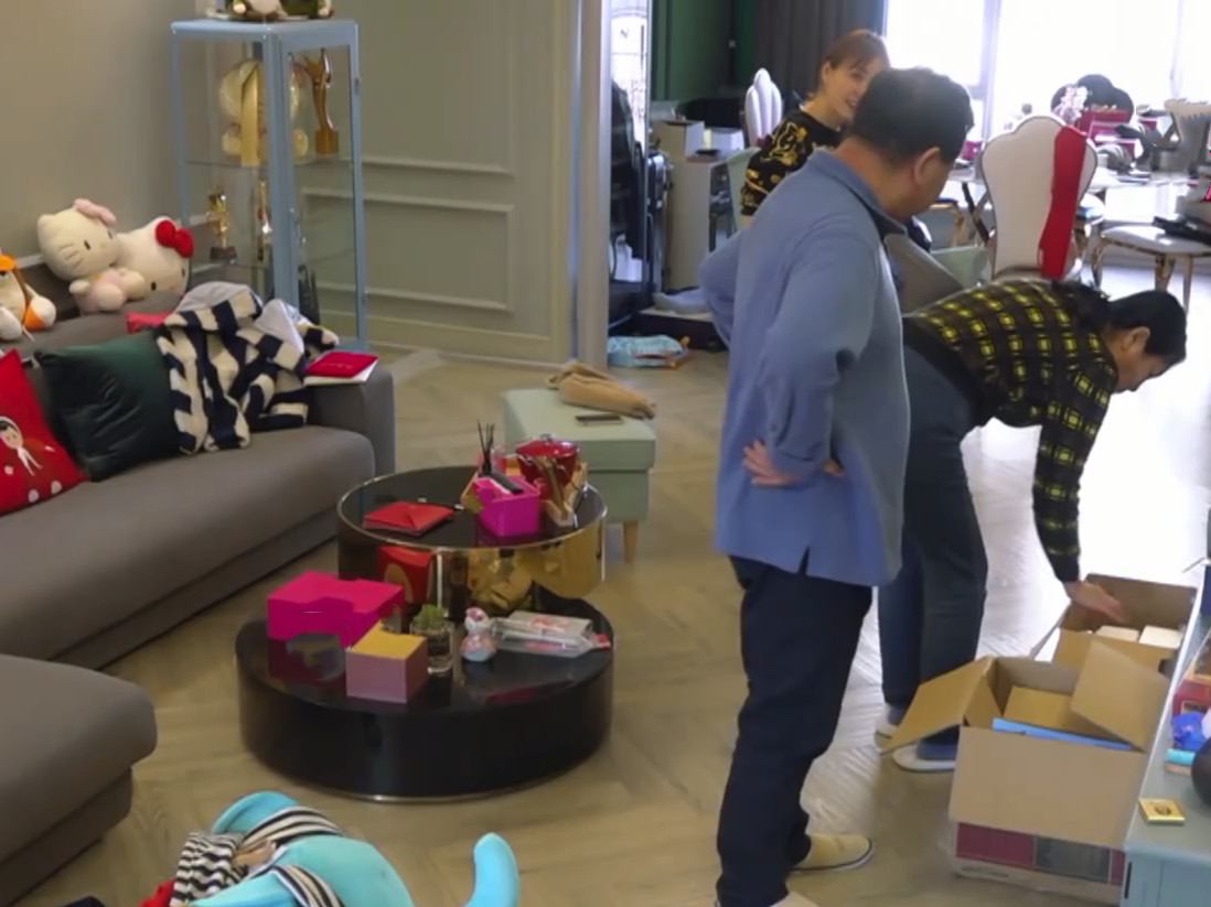 吴昕家中遭父母突袭,吴妈妈一进门唠叨不停,吴昕表情很无奈