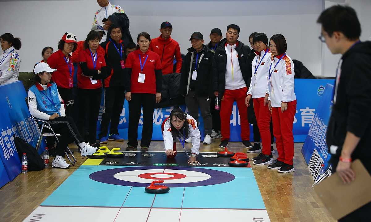 北京市第一届冬季运动会群众项目冰壶比赛举行