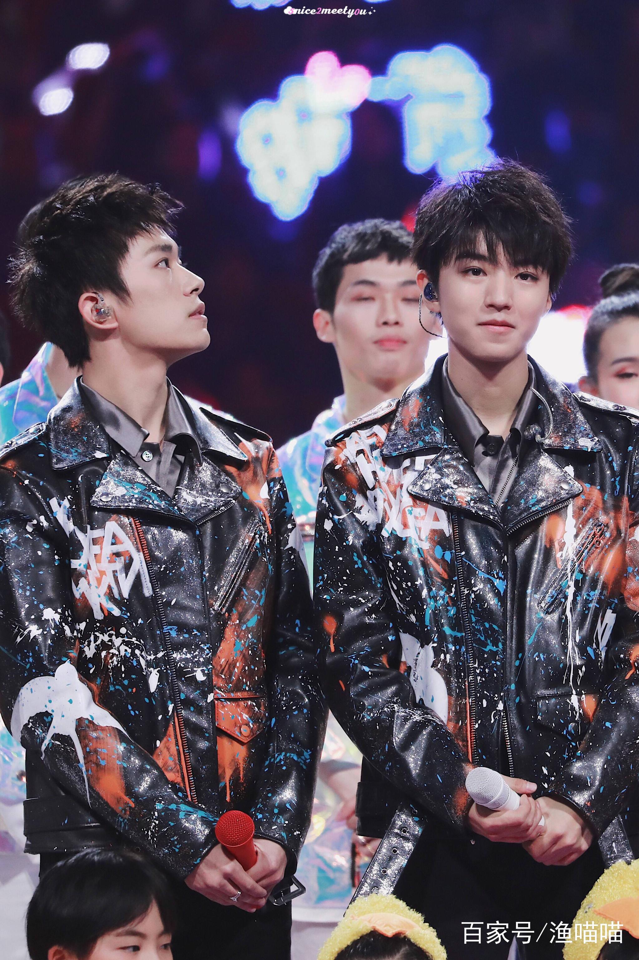 跨年时王俊凯和千玺互动,说话内容和tfboys灯牌有关,团粉感动