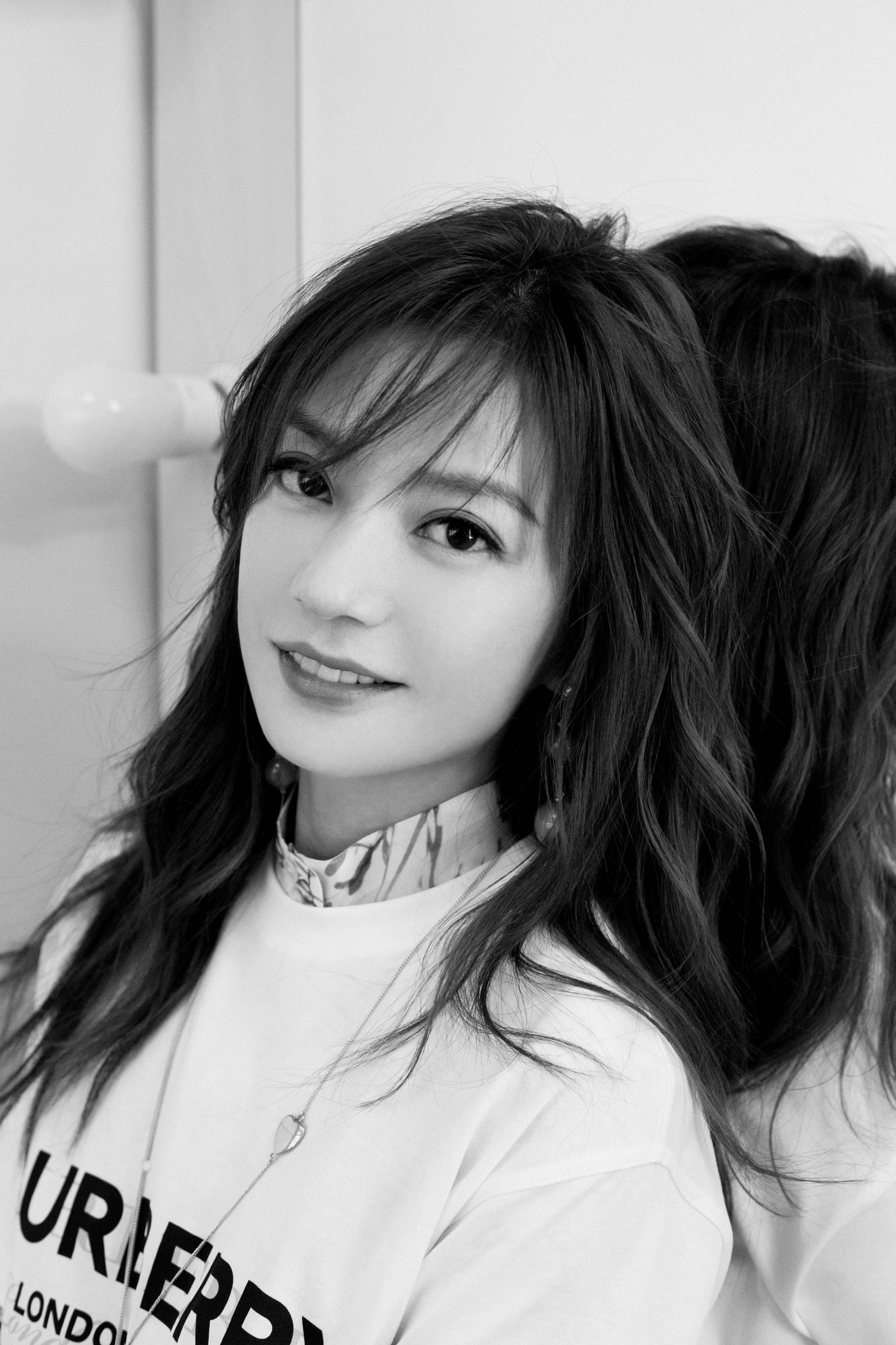 再扒赵薇,眼前一亮,她是瘦回小燕子时代了吗?